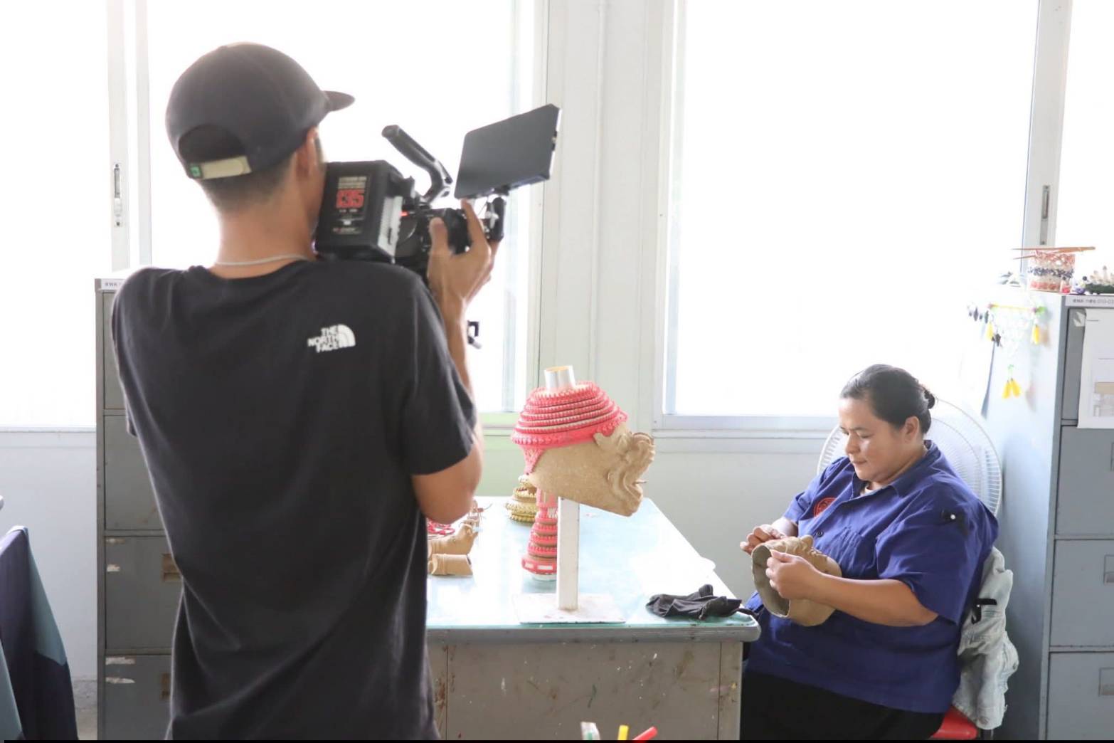 title - เลขาธิการ ส.ป.ก. บันทึกเทปให้สัมภาษณ์กิจกรรมการดำเนินงานผลสำเร็จของศูนย์ศิลปาชีพบางไทรฯ ณ ศูนย์ส่งเสริมและพัฒนาอาชีพเสริมนอกภาคการเกษตร